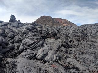 Cairns over the pahoehoe