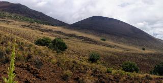Pu'u leaning out from the side of the mountain